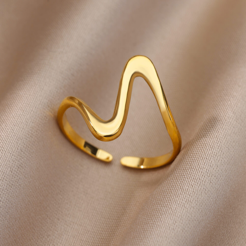 Anillo fino chapado en oro de 18k con forma abstracta modernista